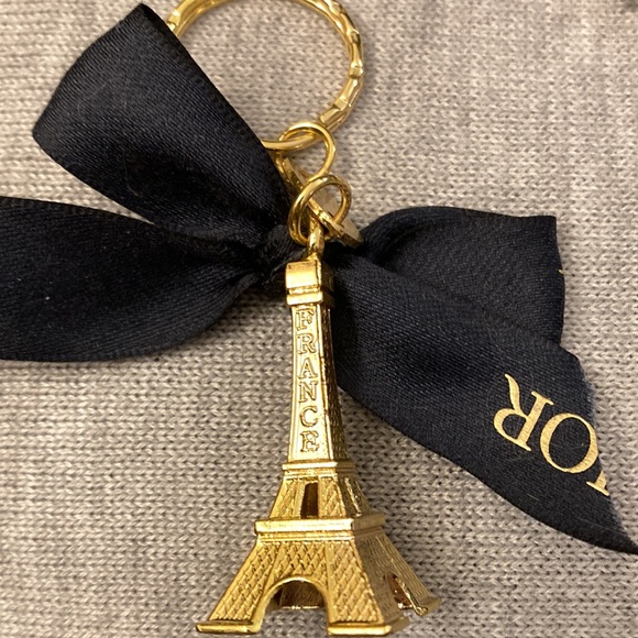 Dior Gift Wrapping Ribbon Bow / Set Of 2 Eiffel Tower Keychains - Picture 3 of 7